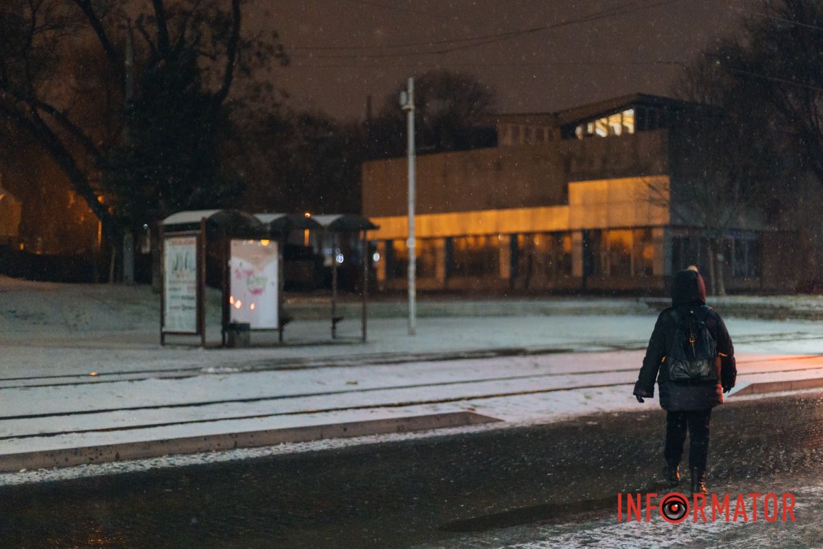 У другій половині дня на вулиці пішов сніг.