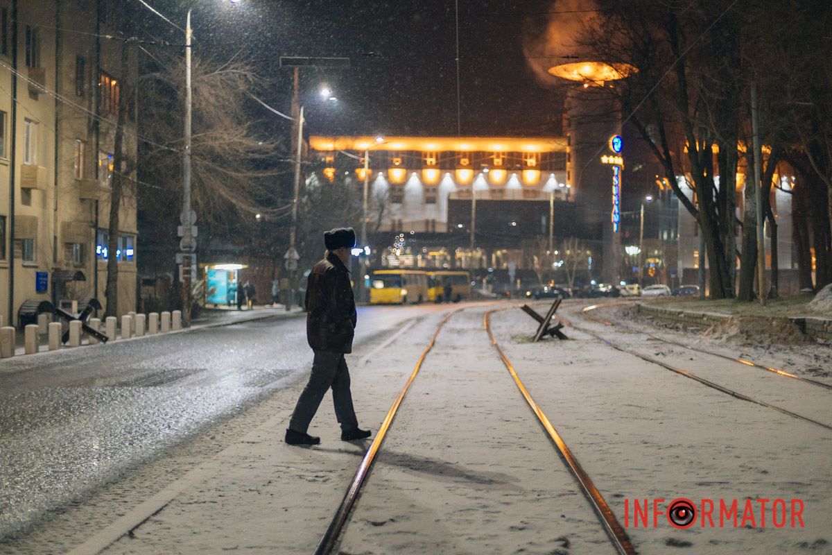 Дніпро вкриває білим покривалом