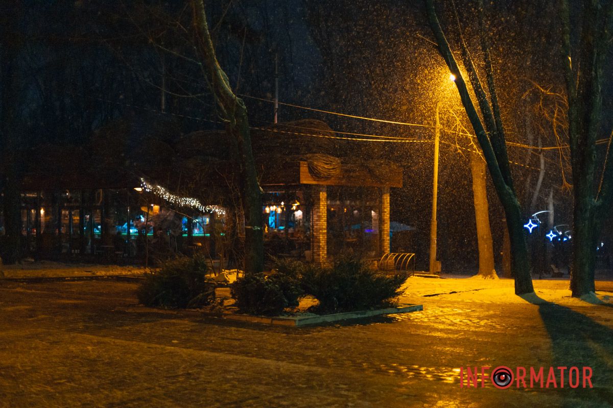 Під сніг, як під ковдру,