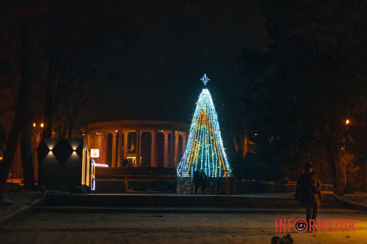 Блискучим сніжком.