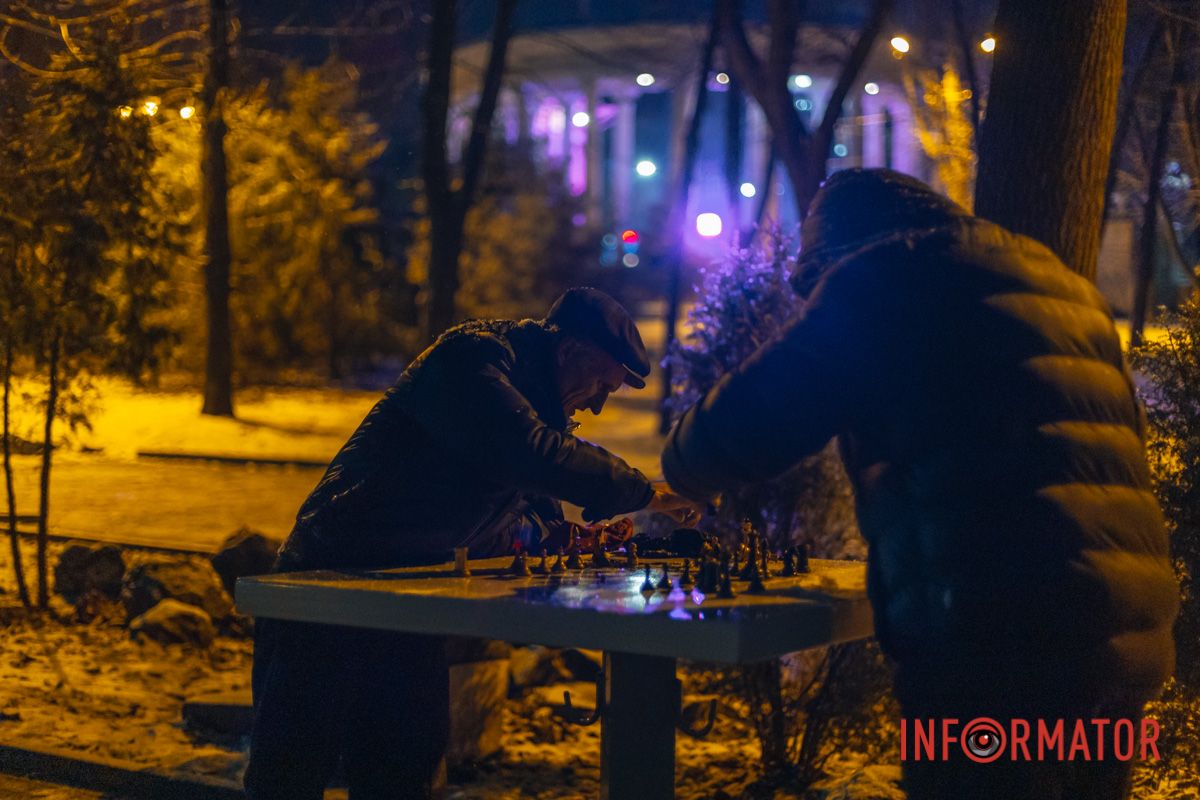 І стала на ґанку.