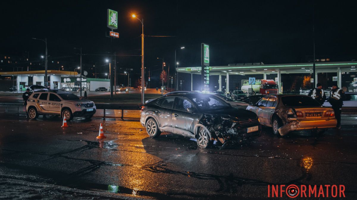 У Дніпрі на заїзді на Новий міст зіткнулися Citroen та Renault, який влетів в відбійник: утворився величезний затор