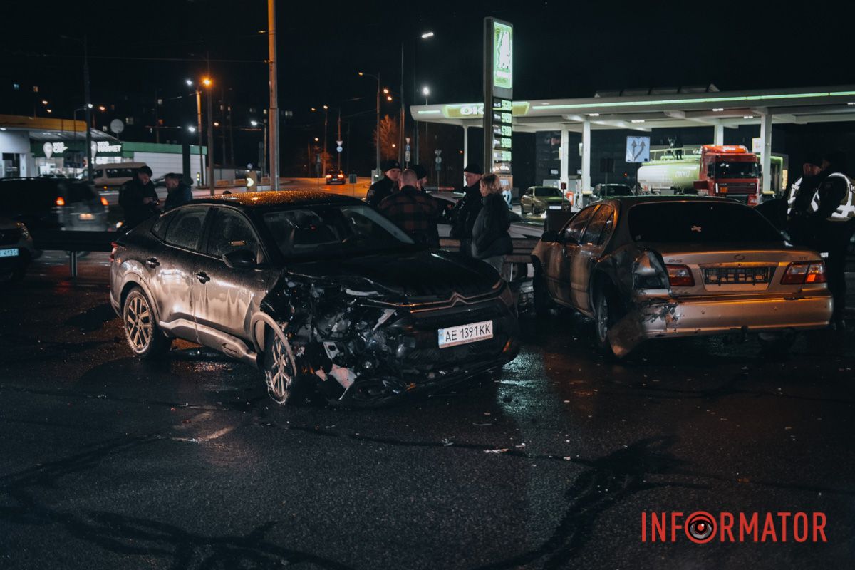 На заїзді на Новий міст, навпроти АЗС ОККО, автівки зіткнулися