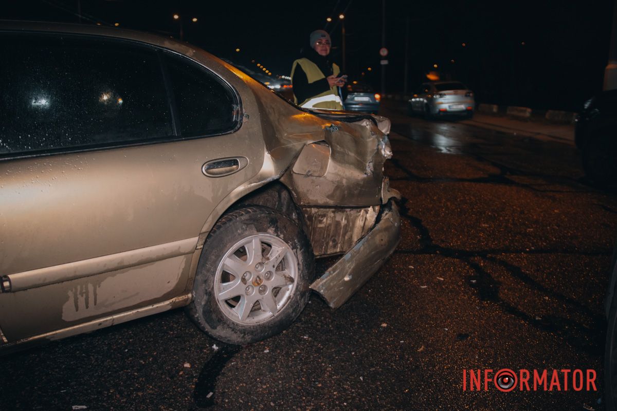 Внаслідок удару Renault влетів у відбійник