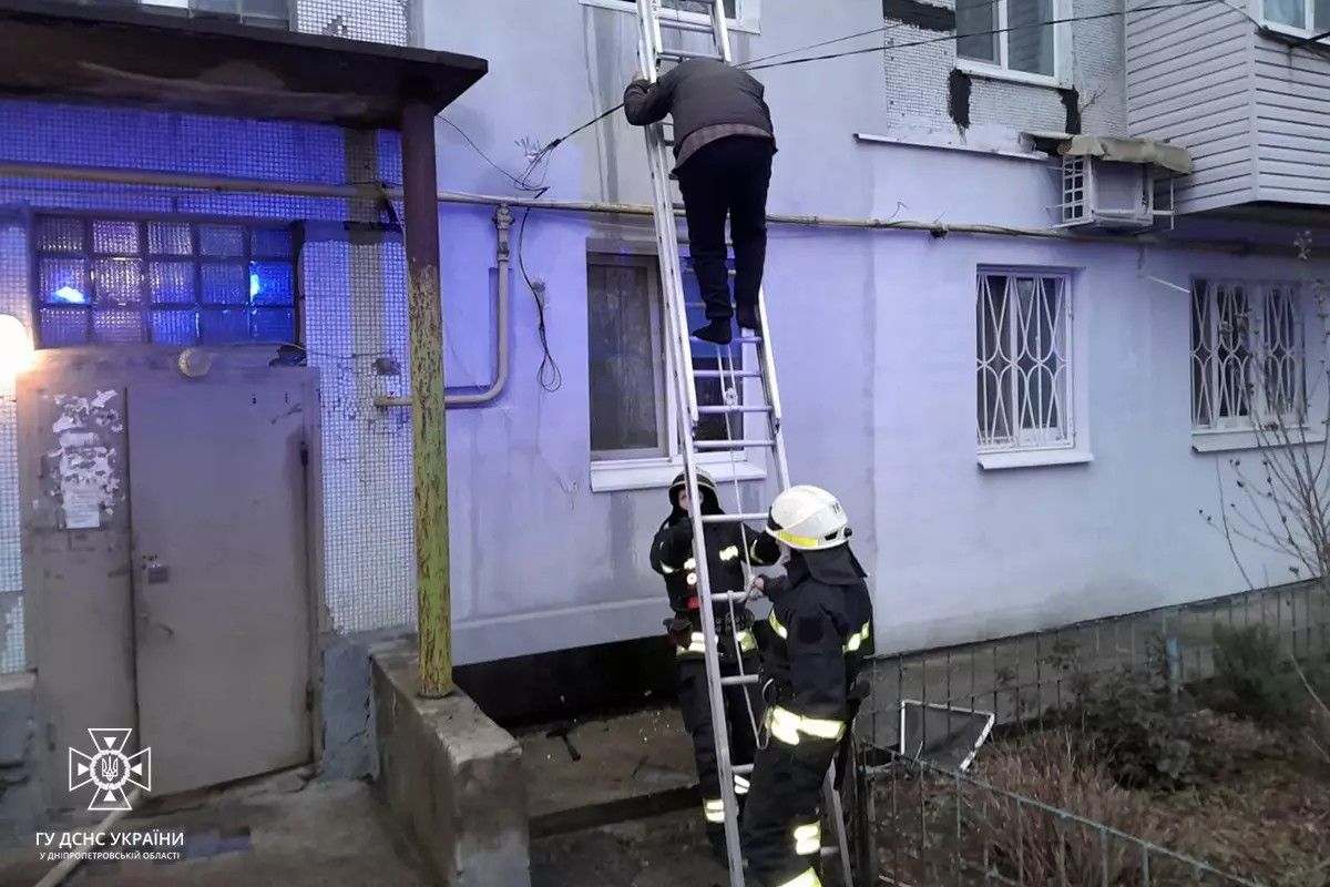 Двух человек вывели из горящей квартиры через окно с помощью стремянки Двух человек вывели из горящей квартиры через окно с помощью стремянки