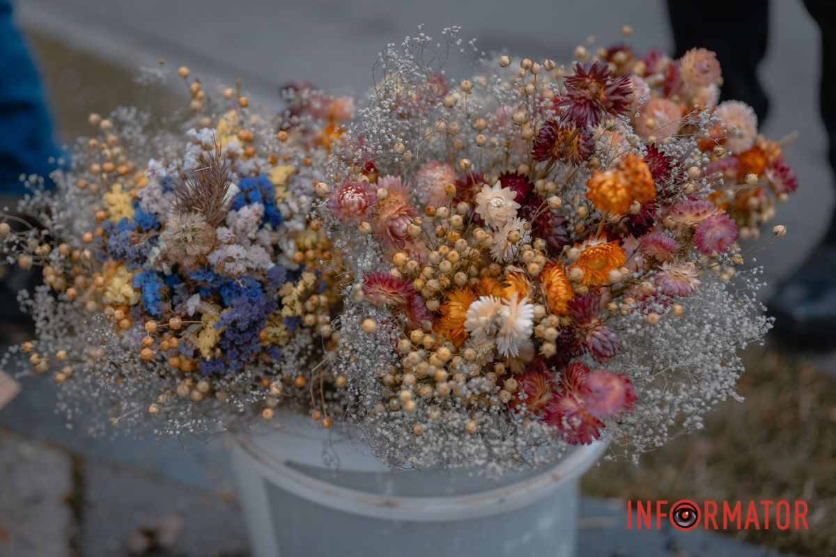 Також тут можна було придбати свічки та букети квітів.