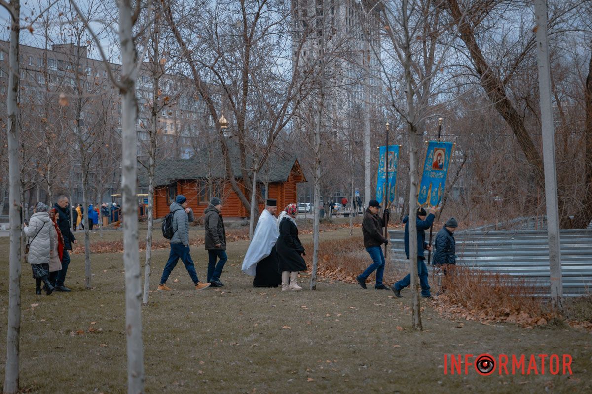 Після цього однією процесію всі присутні перейшли до річки Дніпро