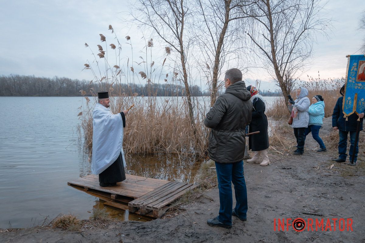 Христос хрещається