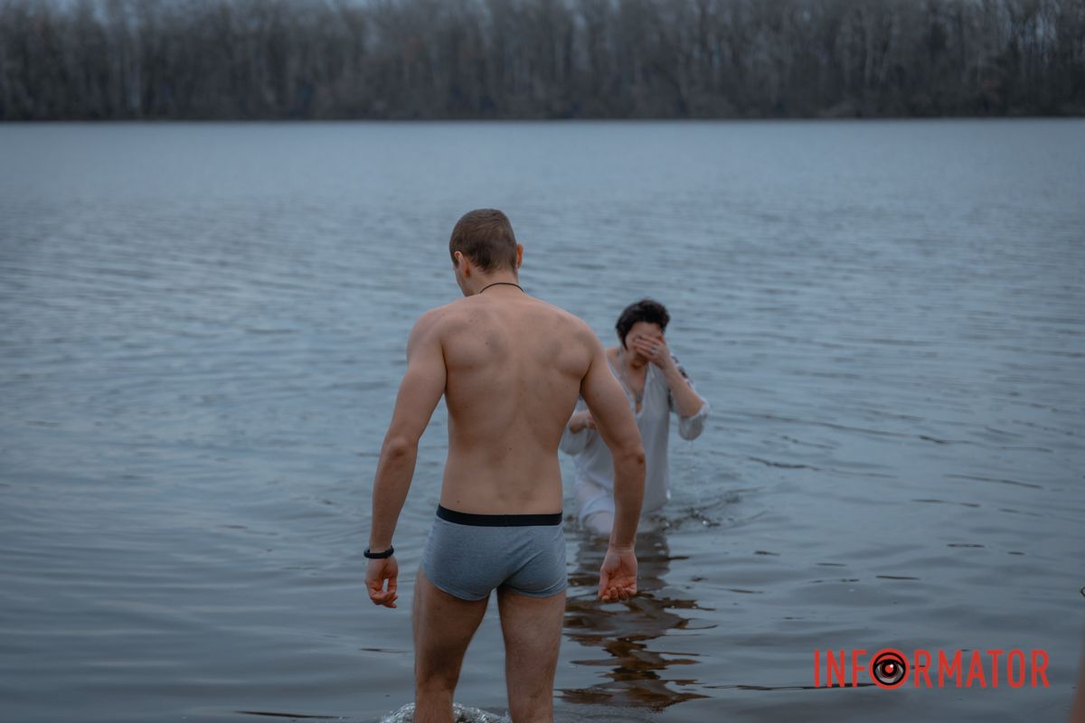 Потрібно зануритись три рази 