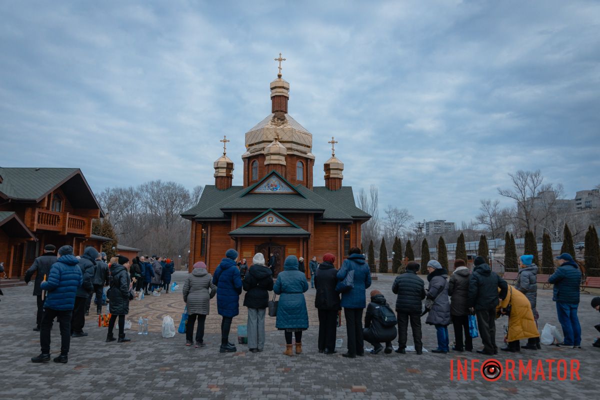 Люди чекають на священника