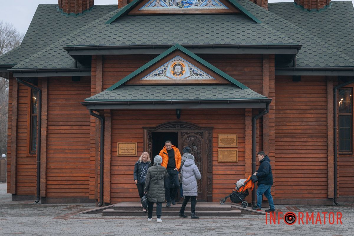 Зайти у храм і помолитись 