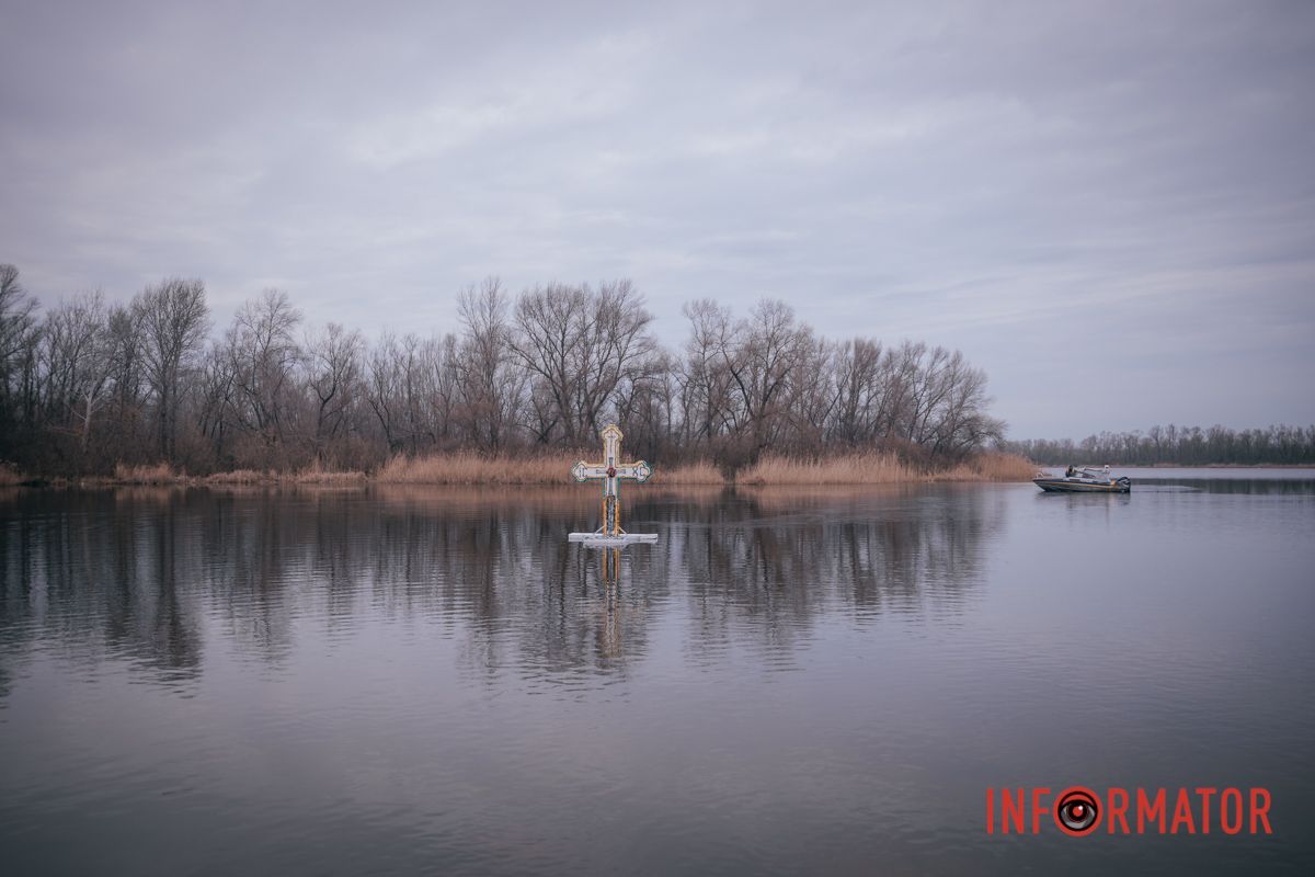 Зроблений він з пінопласту та прикрашений новорічними та церковними атрибутами
