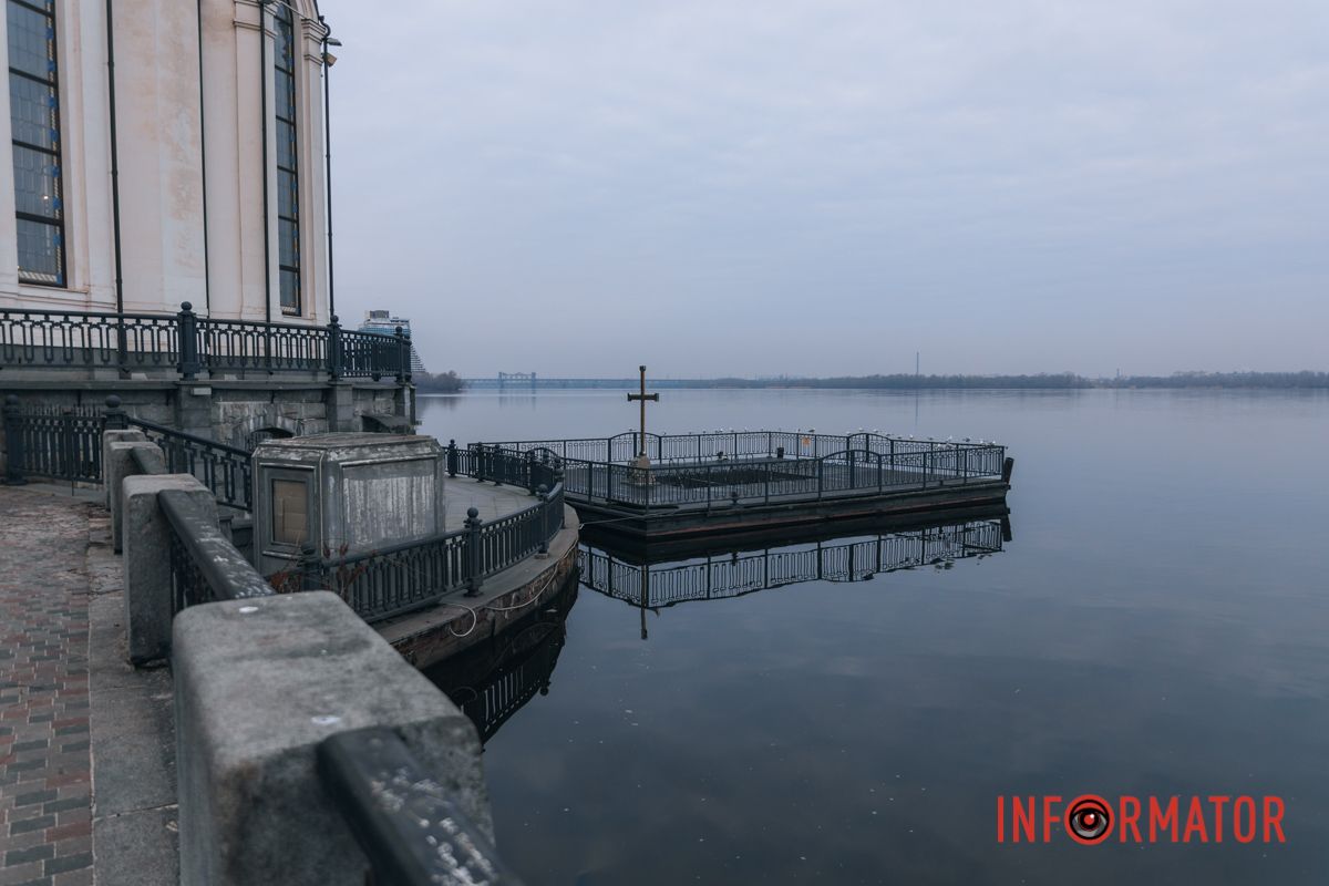 Головним обрядом цього дня є водохресні купання. 