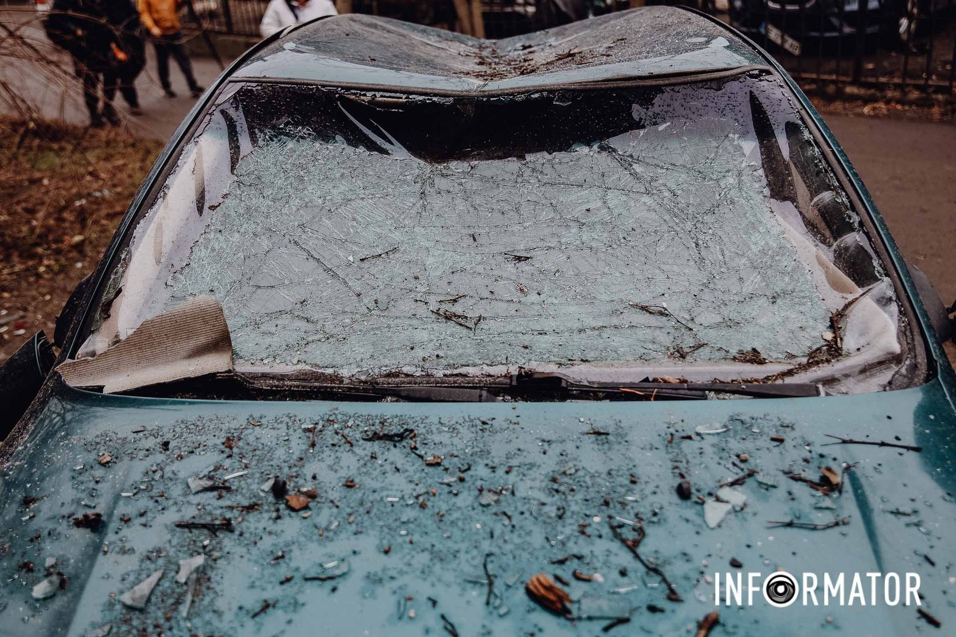 Потрощена вибухом машина