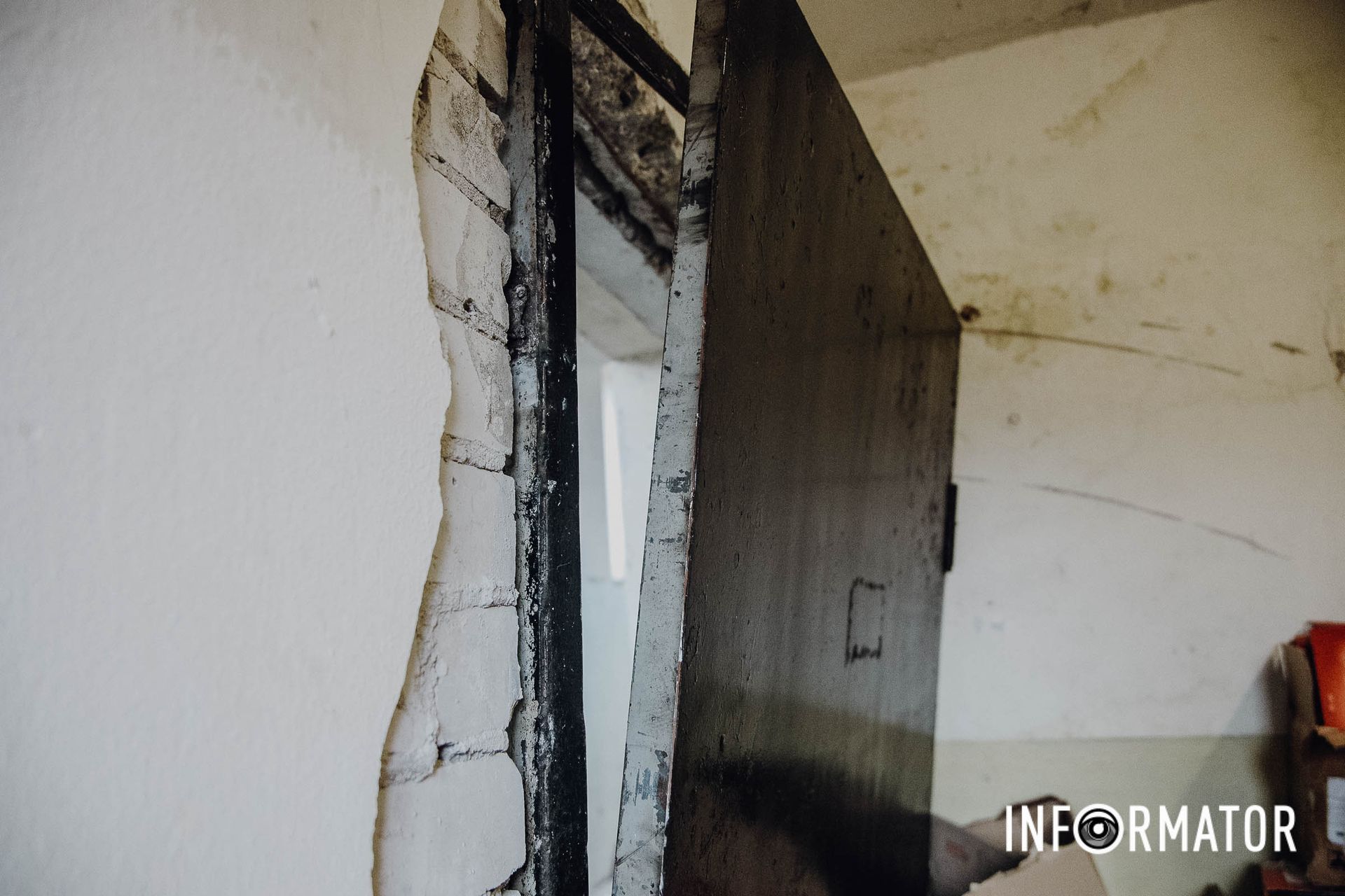 Вибіти вибуховою хвилею двері