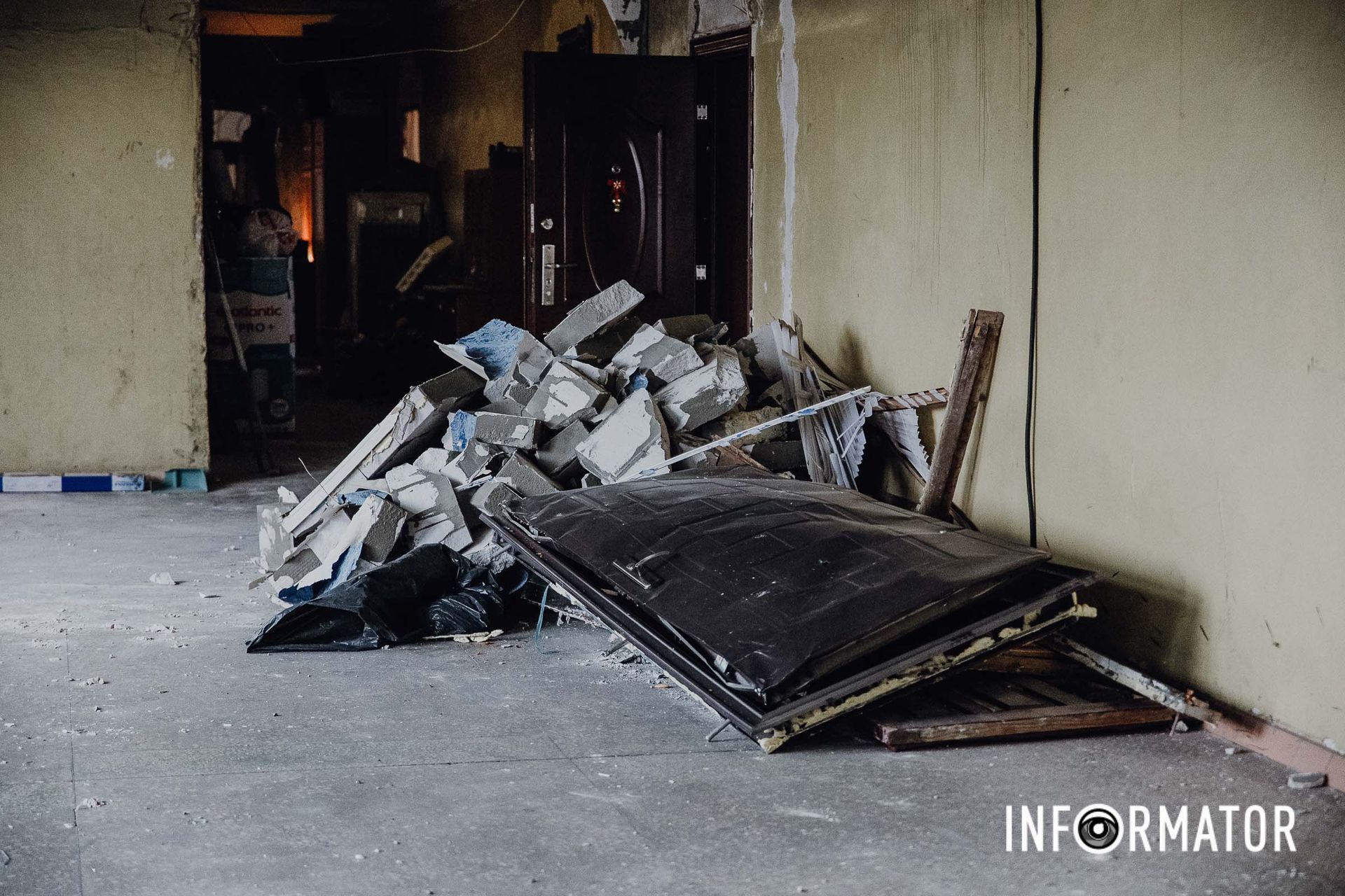 Всередині будівлі