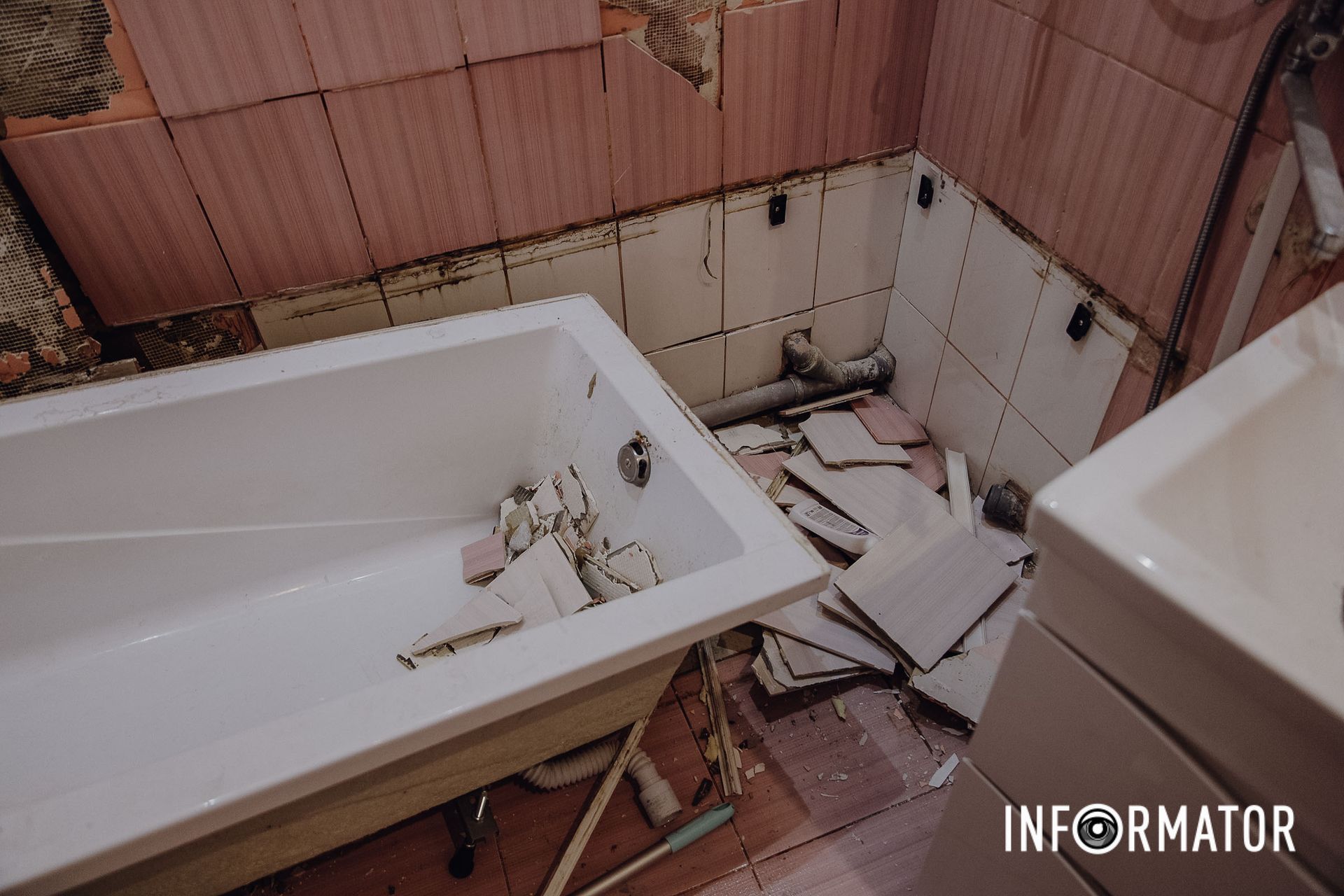 Розтрощена ванна кімната