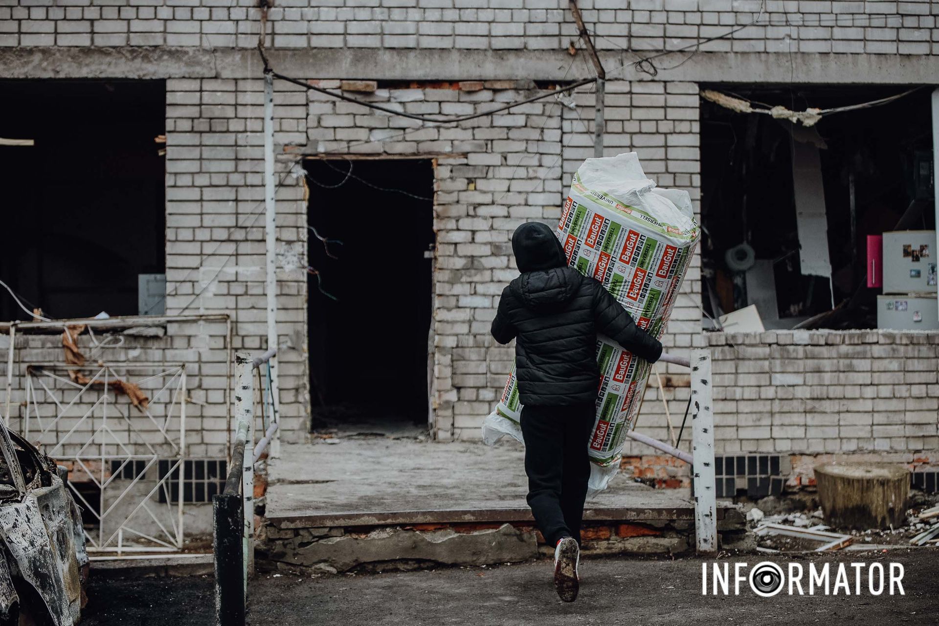 Люди працюють з самого ранку