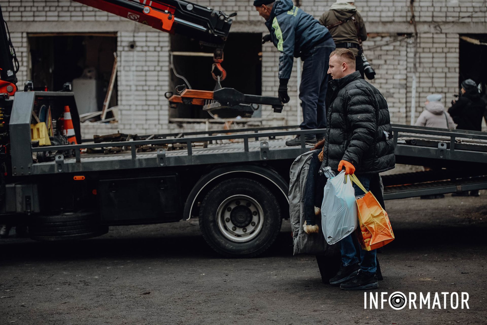 Люди рятують майно