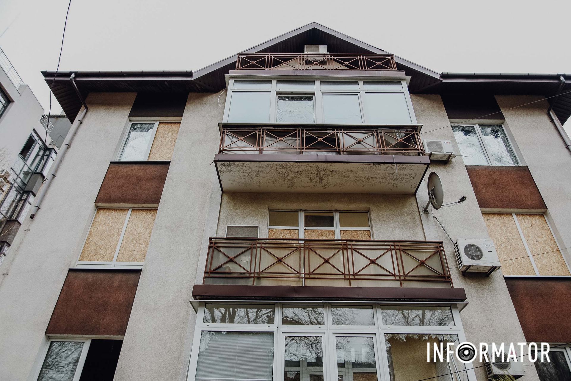 Побило й інші будівлі поблизу