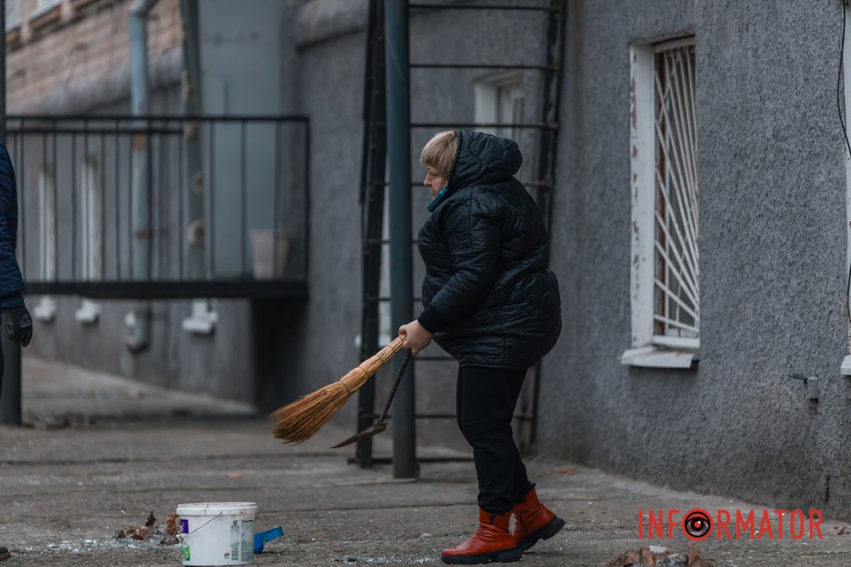 Убирают стекло