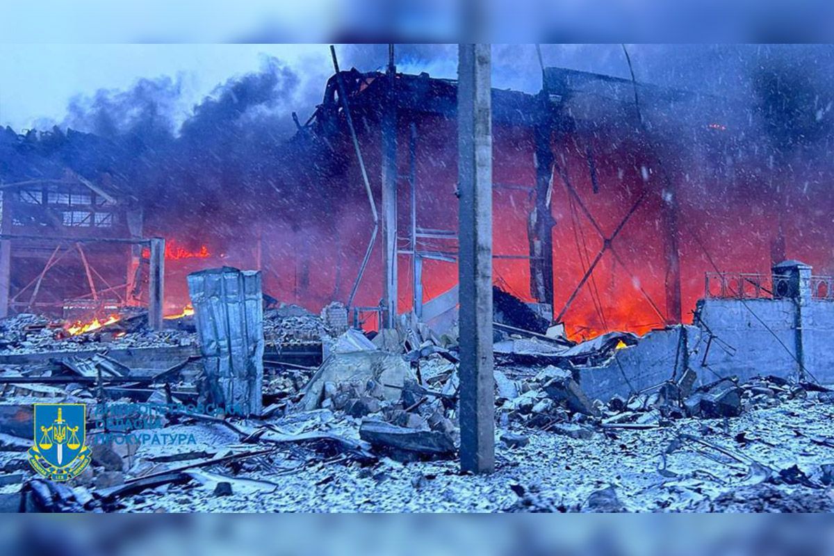 У Новомосковську вибуховою хвилею заділо маршрутне таксі.   У Новомосковську вибуховою хвилею заділо маршрутне таксі.