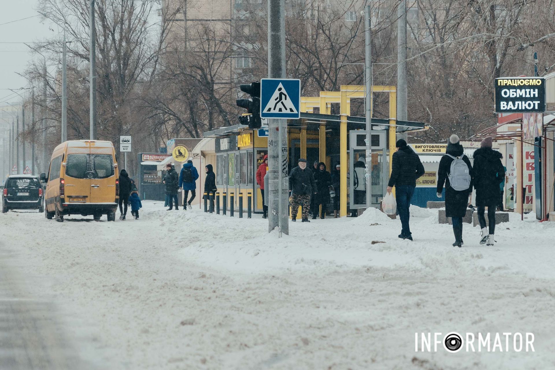 Но это совсем не мешает горожанам заниматься своими будничными делами Но это совсем не мешает горожанам заниматься своими будничными делами
