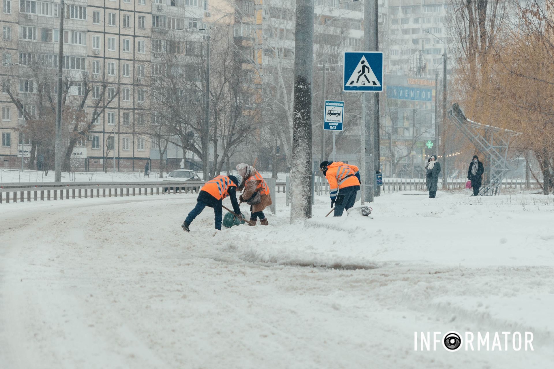 Коммунальщики расчищают и тротуары Коммунальщики расчищают и тротуары