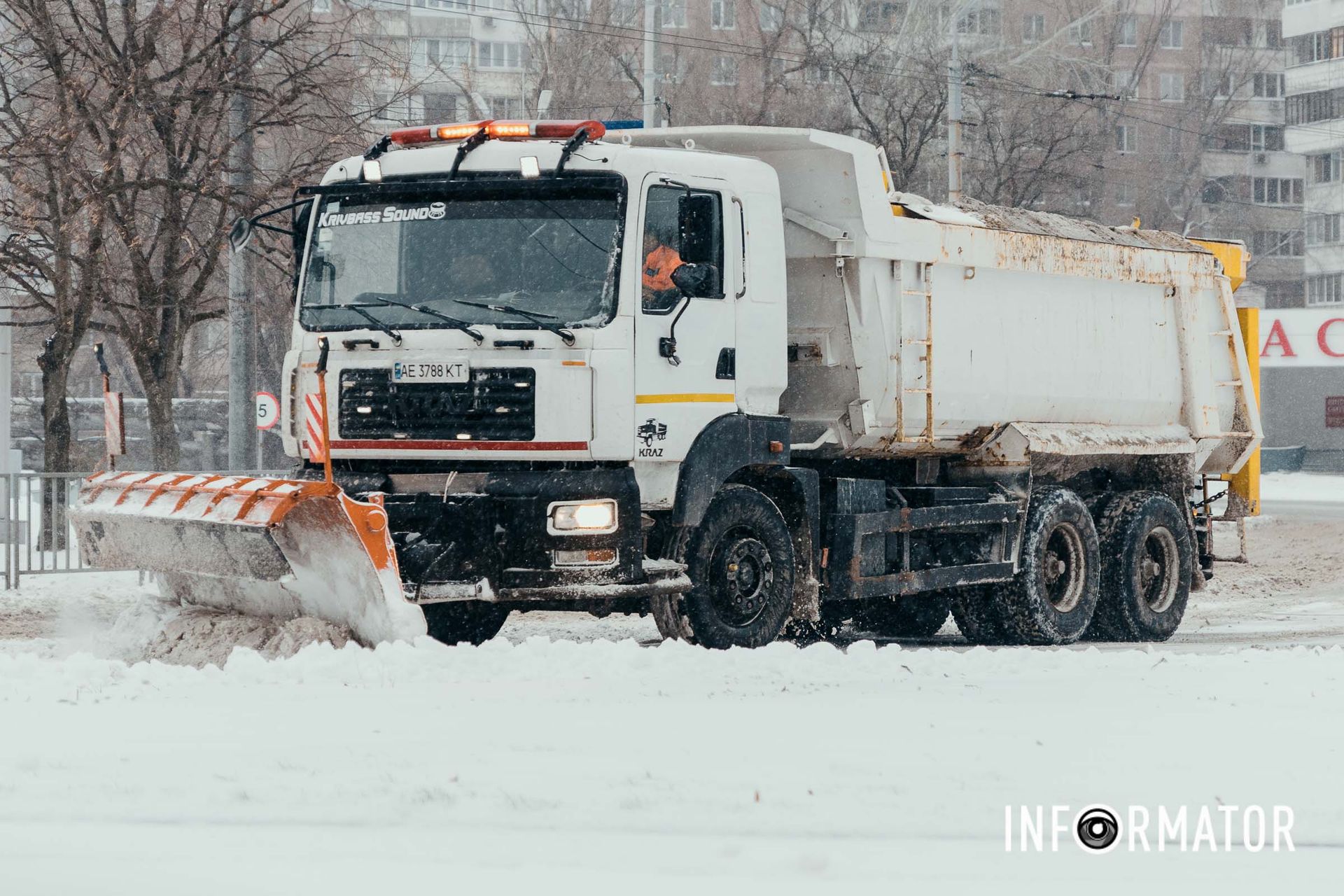 Она расчищает автодороги Она расчищает автодороги