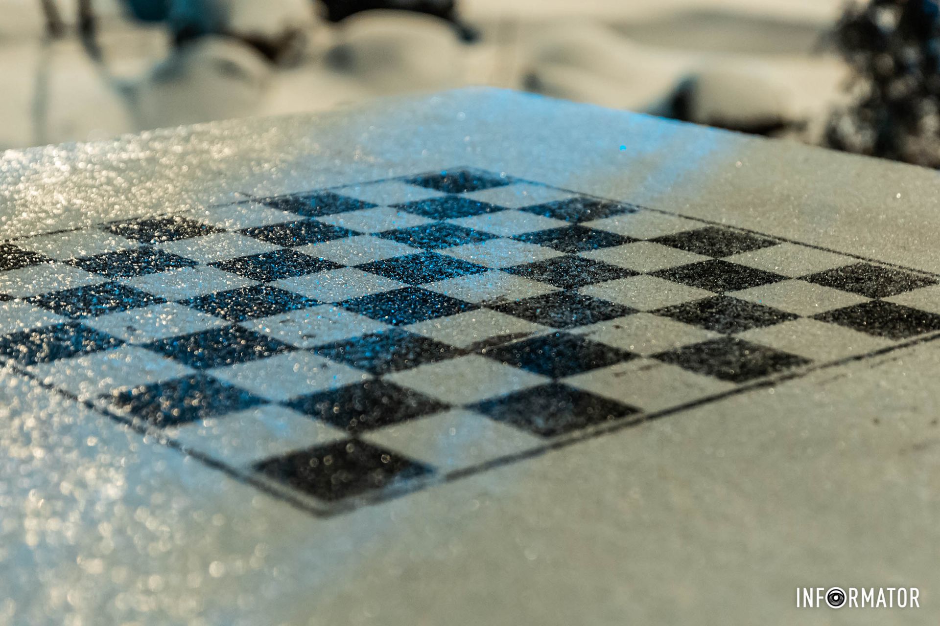 Вечірній Дніпро, щедро прикрашений снігом, став виглядати по-іншому