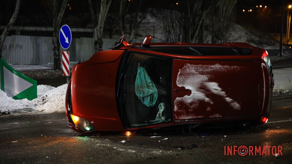 У Дніпрі на Січеславській Набережній перекинувся Ford: рух ускладнено, постраждали четверо людей