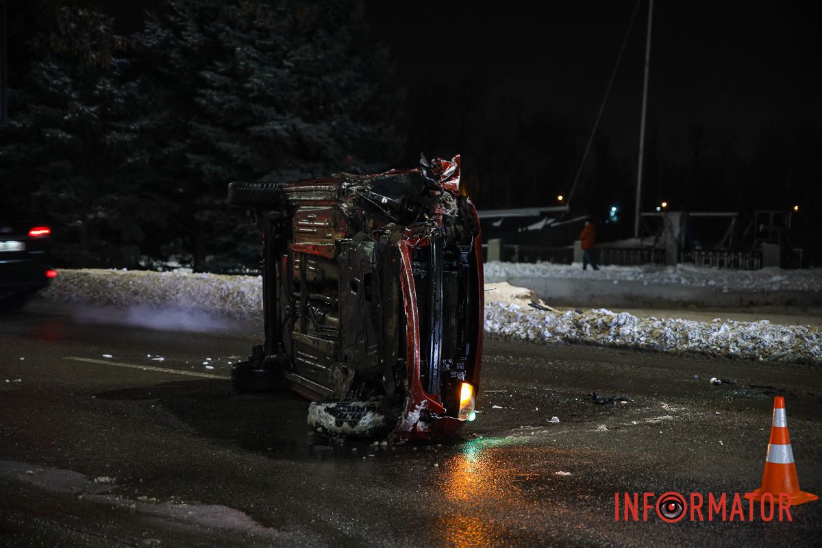 Машина зачепила стовп, через що й перекинлась Машина зачепила стовп, через що й перекинлась