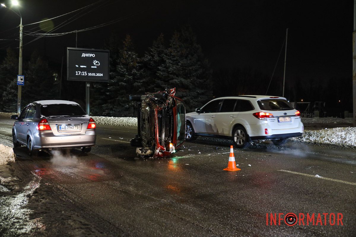 У Дніпрі на Січеславській Набережній перекинувся Ford У Дніпрі на Січеславській Набережній перекинувся Ford