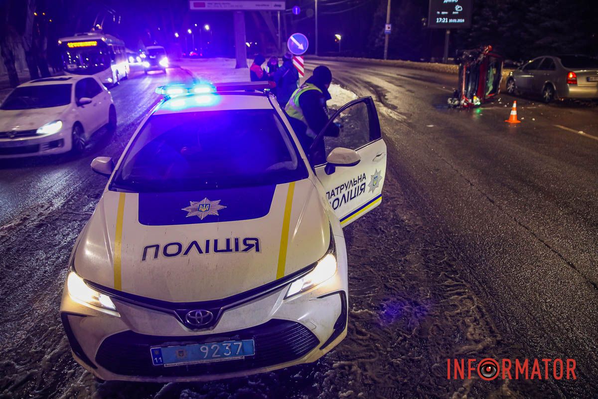 Ford рухався набережною в бік центра міста у правій смузі Ford рухався набережною в бік центра міста у правій смузі