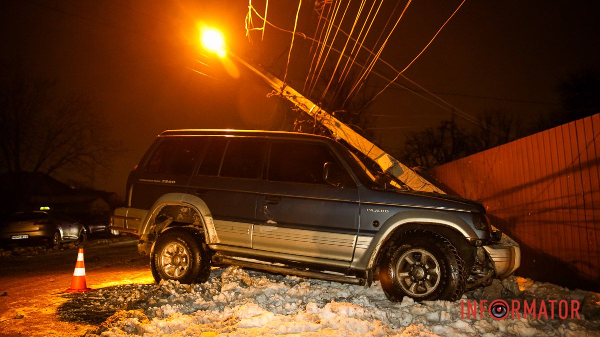 У Дніпрі на Береговій Mitsubishi врізався в електроопору: без світла залишилися 2 вулиці