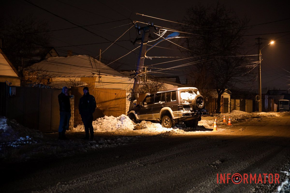 На Береговій автомобіль Mitsubishi врізався в стовп На Береговій автомобіль Mitsubishi врізався в стовп