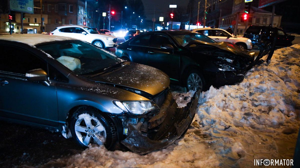 У Дніпрі на Олександра Поля зіткнулись Toyota, Honda та Lexus: рух ускладнено