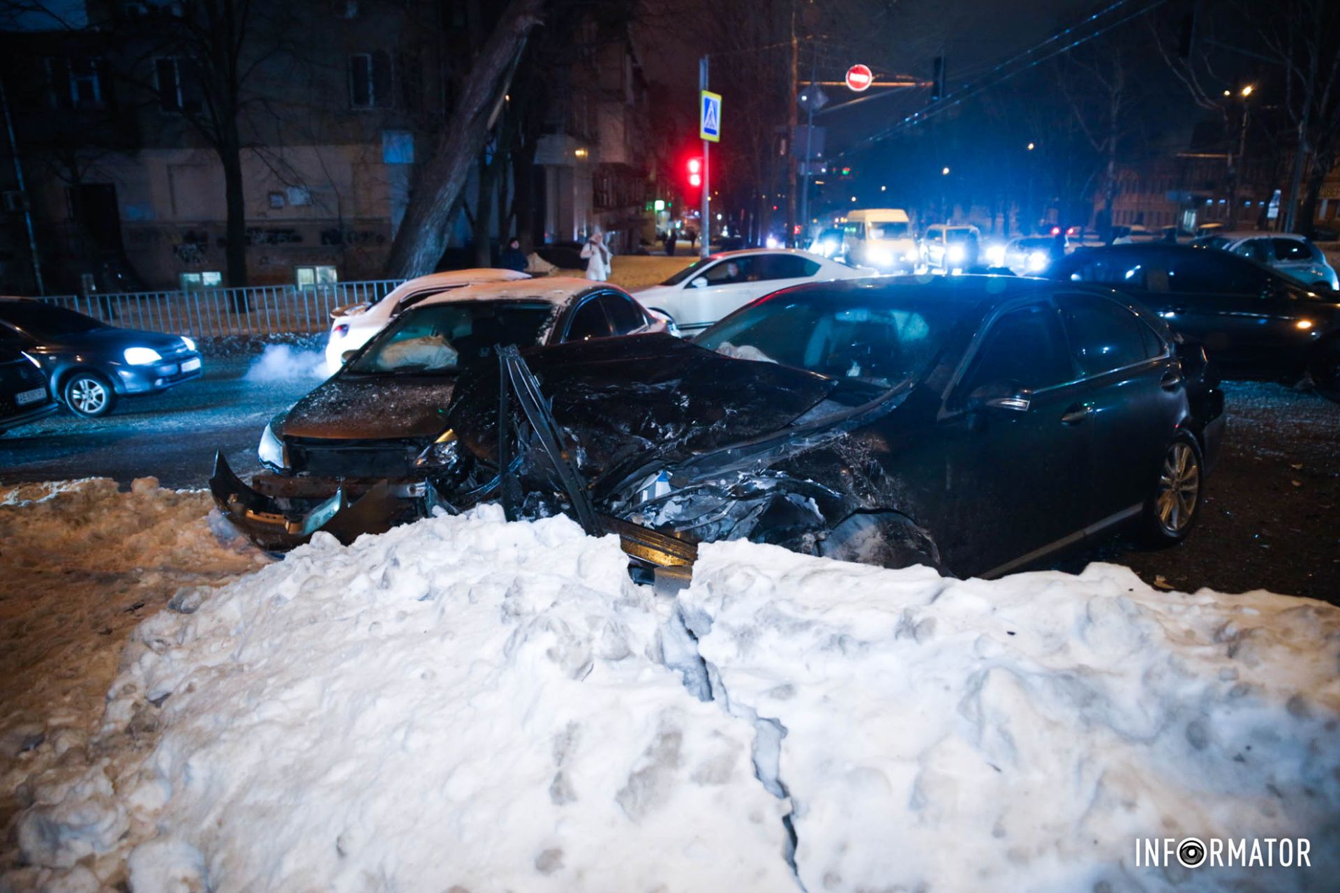 Від удару два легковики заїхали у кучугури снігу Від удару два легковики заїхали у кучугури снігу