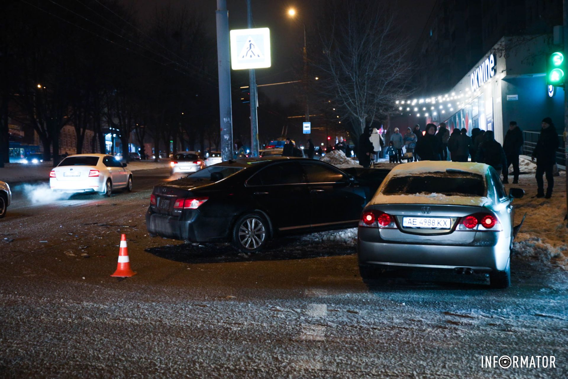 Honda та Lexus частково перекривають перехід Honda та Lexus частково перекривають перехід