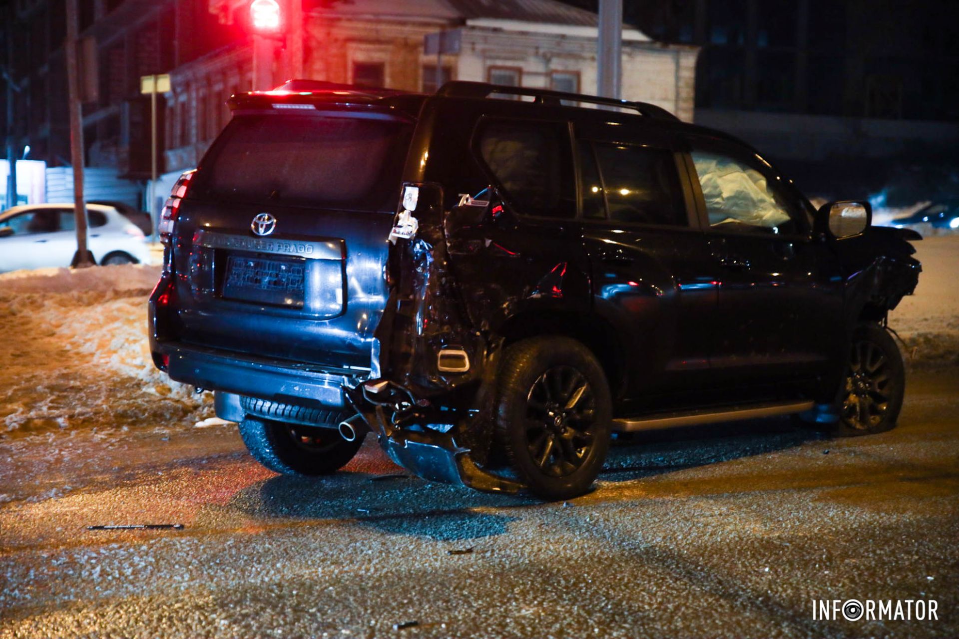Позашляховик Toyota знаходиться на лівій полосі проспекту Позашляховик Toyota знаходиться на лівій полосі проспекту