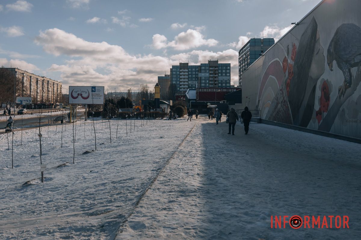 Люди проходят мимо