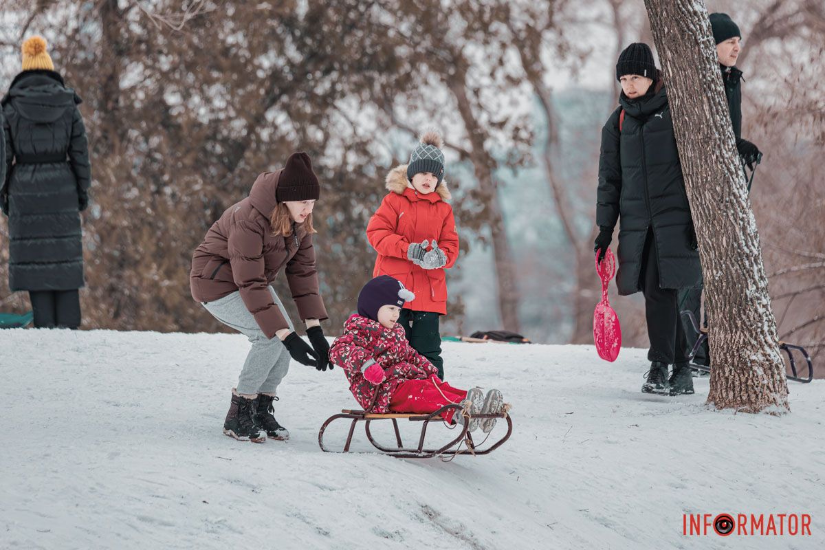 Діти намагались зліпити сніговиків