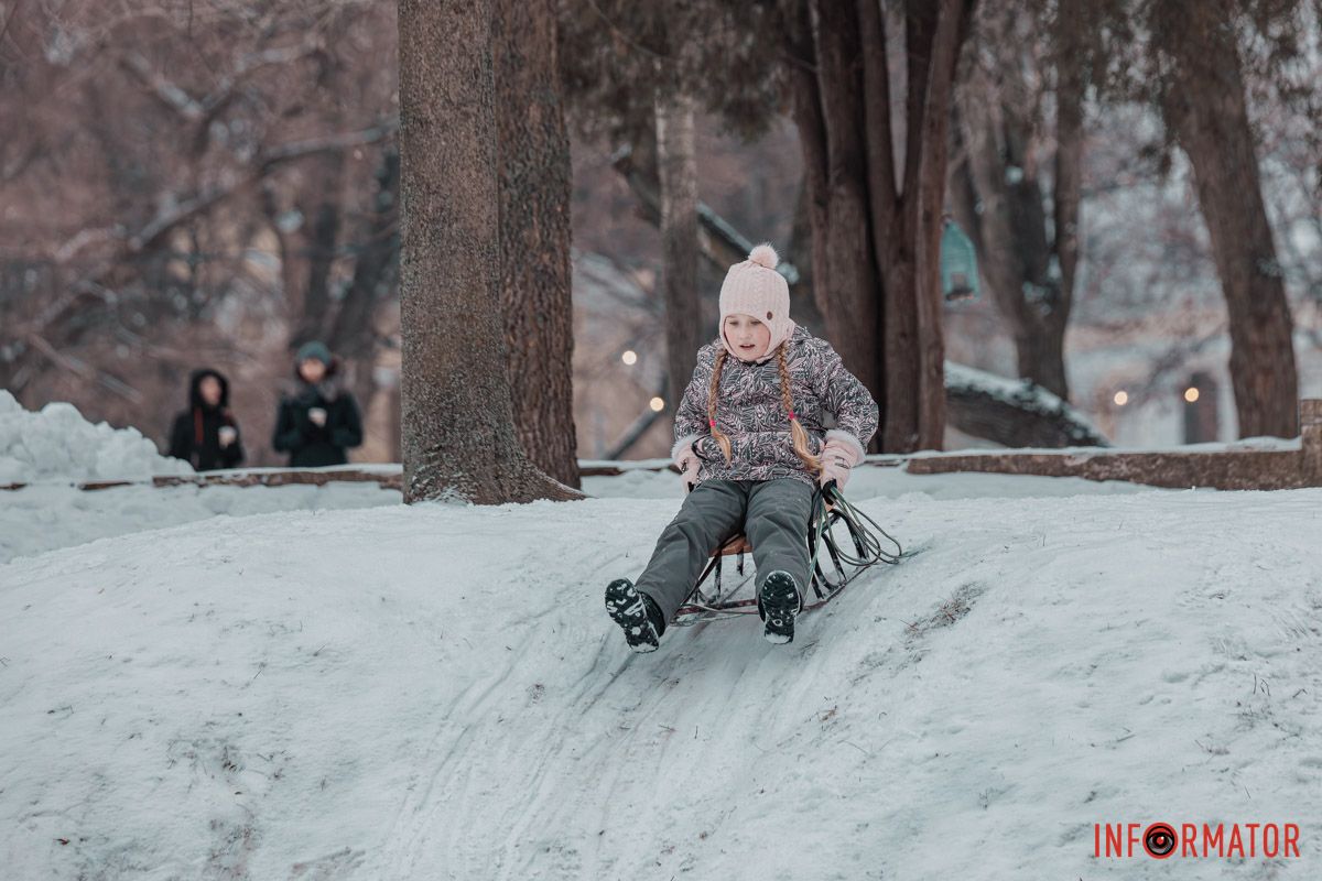Дніпряни влаштували масові катання на санчатах