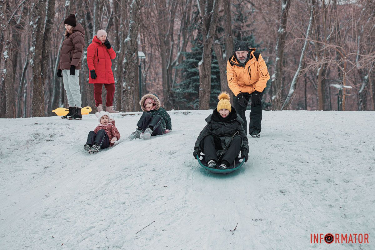 У Дніпрі містяни влаштували масові катання на санчатах
