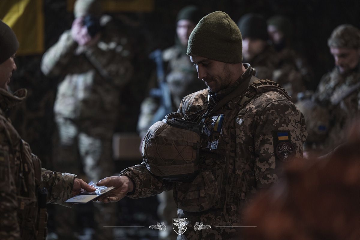  Він вручив їм від імені Головнокомандувача ЗСУ відзнаки “Золотий Хрест”, “Срібний Хрест”, “Хрест Хоробрих”