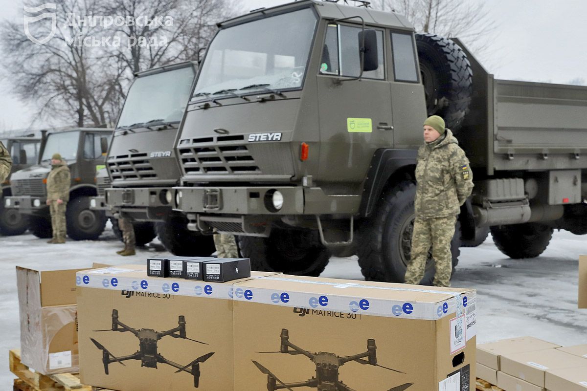 На передову доправили 8 вантажівок, половина з яких — Mercedes Unimog