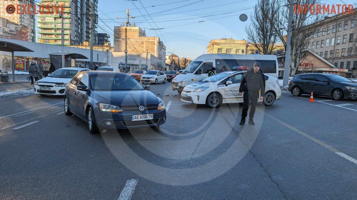 У Дніпрі на Володимира Великого зіштовхнулись маршрутне таксі та Volkswagen: відео моменту