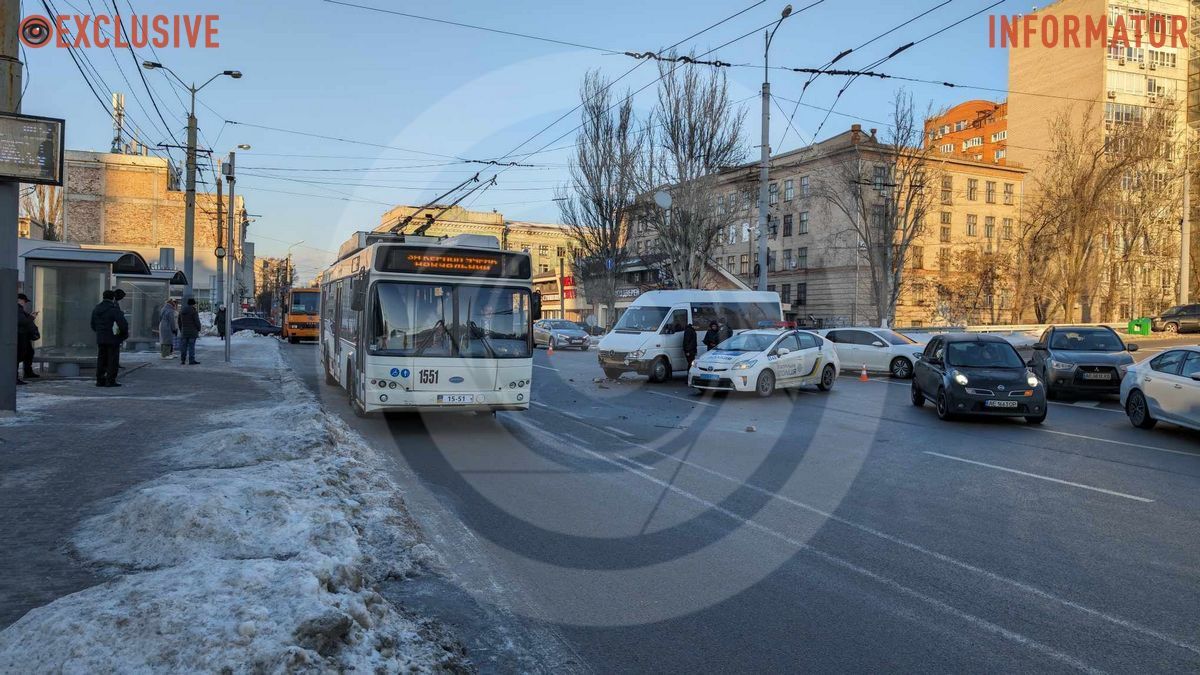 Тут зіштовхнулись маршрутне таксі Mercedes та Volkswagen Тут зіштовхнулись маршрутне таксі Mercedes та Volkswagen