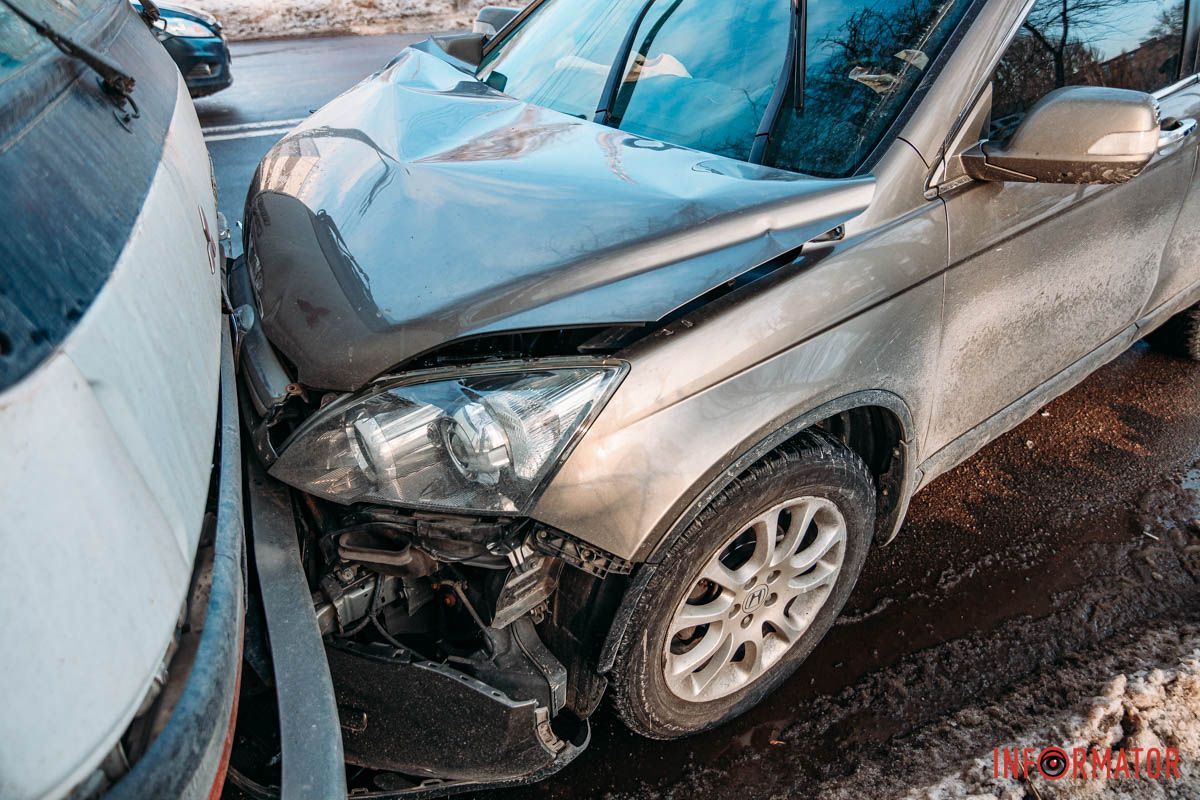 Від удару остання автівка відлетіла у припарковану вантажівку