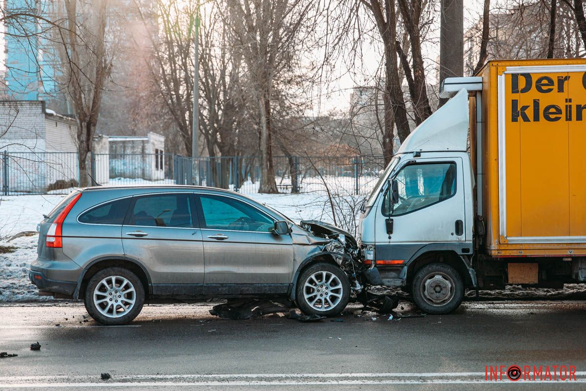 Після зіткнення Honda в'їхала у вантажівку Mitsubishi